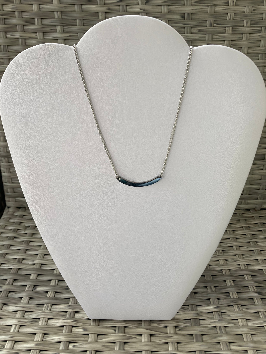 Curved Bar Necklace