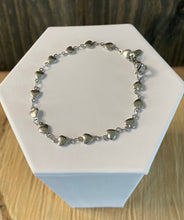 Load image into Gallery viewer, Dainty Heart Bracelet
